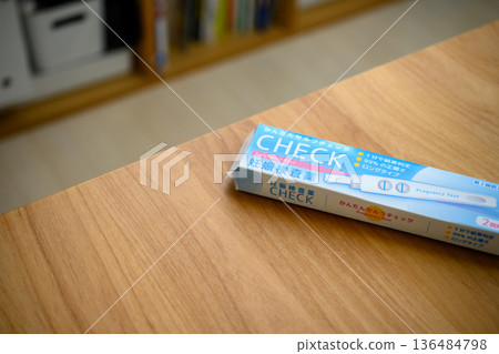 桌上的驗孕棒 136484798