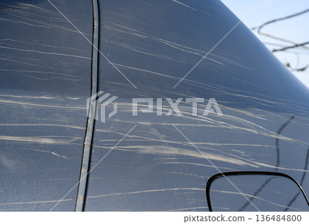 黑色車身有刮痕 136484800