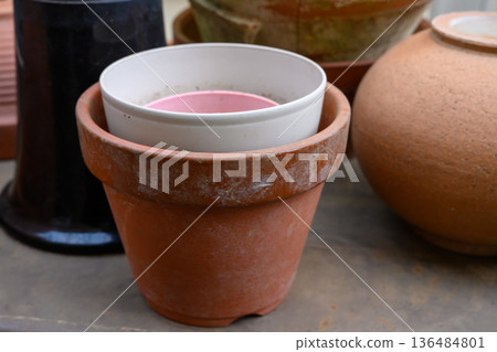 Stacking flower pots 136484801