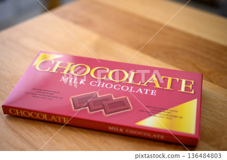 桌上的牛奶巧克力 136484803