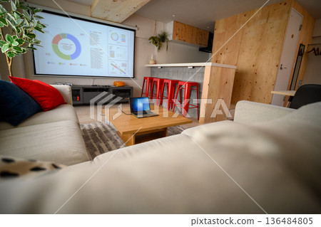 客廳裡的投影機會議 136484805