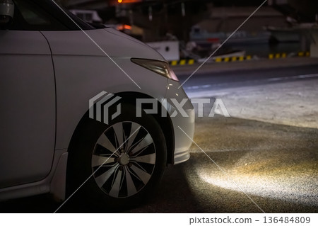 夜晚的白色車燈 136484809