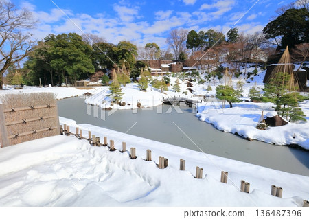 [石川縣]銀白色的金澤城和玉泉院丸庭園 136487396