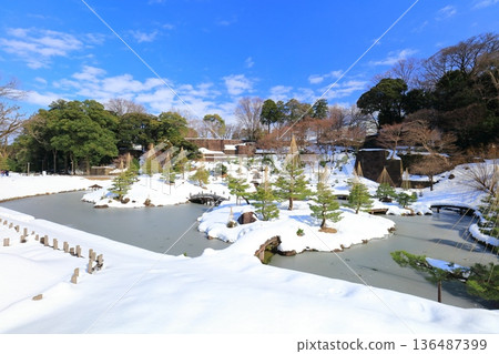 [石川縣]銀白色的金澤城和玉泉院丸庭園 136487399