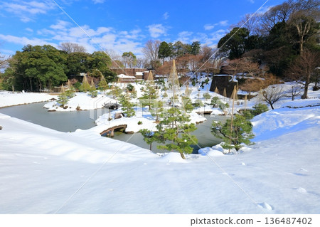 [石川縣]銀白色的金澤城和玉泉院丸庭園 136487402