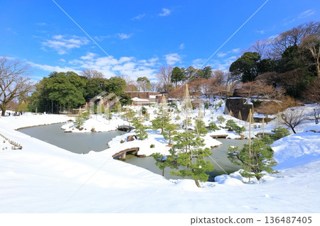 [石川縣]銀白色的金澤城和玉泉院丸庭園 136487405