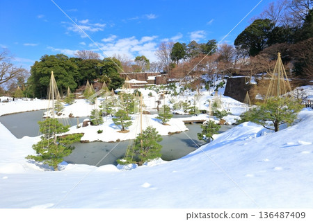 [Ishikawa Prefecture] The Silver-White Kanazawa Castle and Gyokusen'inmaru Garden 136487409