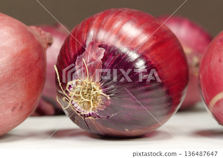 Red onion, which is also called purple onion 136487647