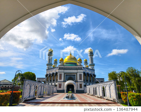 Masjid Jame' Asr Hassanil Bolkiah is the largest mosque in Brunei. 136487944