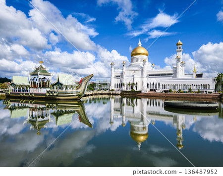 Masjid Omar 'Ali Saifuddien is one of the two state mosque and One of the biggest in Brunei, Bandar seri begawan. 136487952