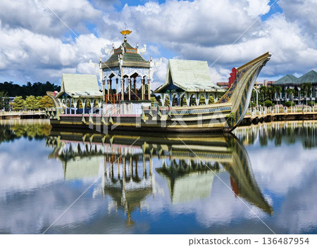 Masjid Omar 'Ali Saifuddien is one of the two state mosque and One of the biggest in Brunei, Bandar seri begawan. Masjid Omar 'Ali Saifuddien is one of the two state mosque and One of the biggest in Brunei, Bandar seri begawan. 136487954