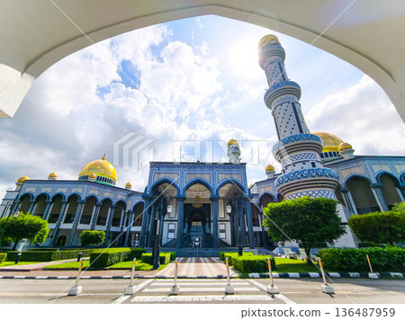 Masjid Jame' Asr Hassanil Bolkiah is the largest mosque in Brunei. 136487959