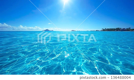 沖繩海面上波光粼粼的熱帶背景素材 136488004