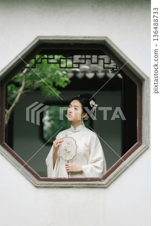 身着汉服女子持扇倚窗 136488733