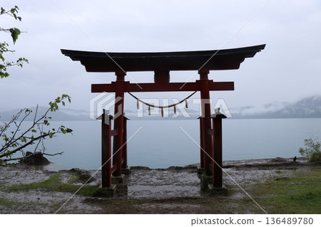 雨天,秋田縣田澤湖畔的御座石神社,東北地區 雨天,秋田縣田澤湖畔的御座石神社,東北地區 136489780