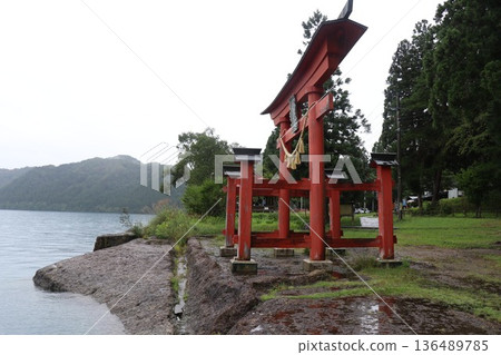 雨天，秋田縣田澤湖畔的御座石神社，東北地區 136489785