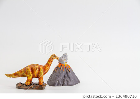 白色背景上的長頸恐龍和火山圖案 136490716
