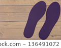 Insoles lined with wood grain background 136491072