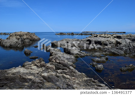 長著奇石的岩石海岸的莊內海岸的岩石景觀 長著奇石的岩石海岸的莊內海岸的岩石景觀 136491377