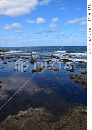 長著奇石的岩石海岸的莊內海岸的岩石景觀 136491378