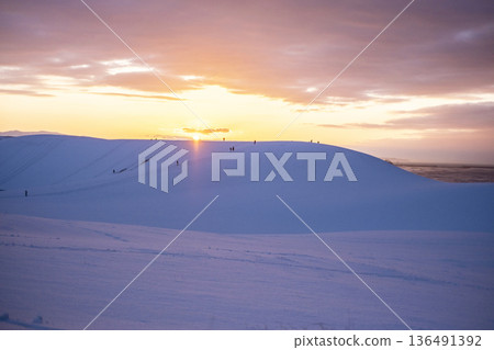 鳥取沙丘：夕陽染紅的雪景 136491392