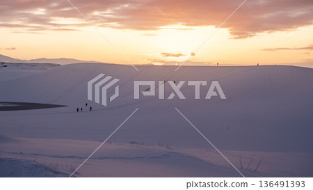 Tottori Sand Dunes: Snow-covered scenery dyed in the setting sun Tottori Sand Dunes: Snow-covered scenery dyed in the setting sun 136491393