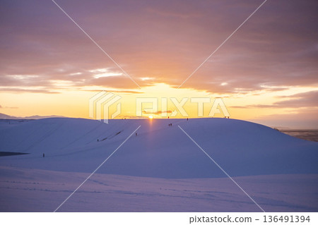 Tottori Sand Dunes: Snow-covered scenery dyed in the setting sun Tottori Sand Dunes: Snow-covered scenery dyed in the setting sun 136491394