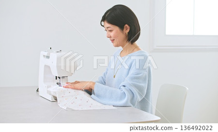 縫紉機女人的形象 136492022