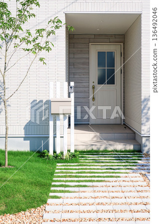 住宅圖:新建房屋,白色入口門 住宅圖:新建房屋,白色入口門 136492046