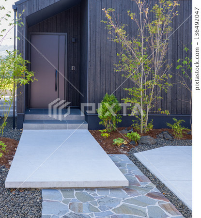 住宅圖:新建房屋,入口處牆面採用炭化雪松木板。 住宅圖:新建房屋,入口處牆面採用炭化雪松木板。 136492047