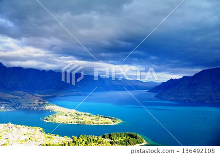 從天際線觀景台眺望瓦卡蒂普湖 / 紐西蘭南島皇后鎮 136492108