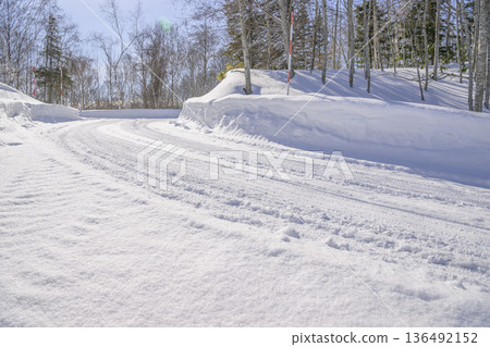 北海道的雪道 136492152