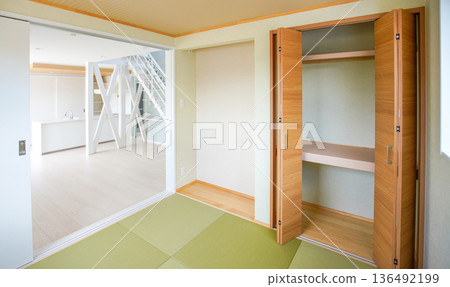 房屋圖片：新建房屋，日式風格的抬高房間和客廳 136492199