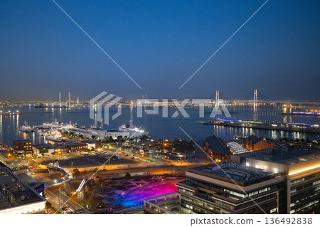 橫濱港未來的夜景 橫濱港未來的夜景 136492838