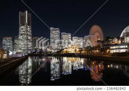 橫濱港未來的夜景 136492842