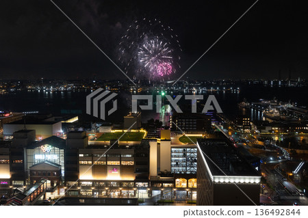 橫濱港未來的夜景 136492844