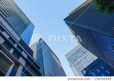 藍天反映在建築物中 136492848