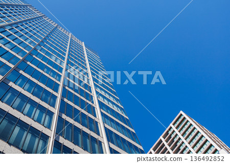 蔚藍的天空中閃耀的高層建築 136492852
