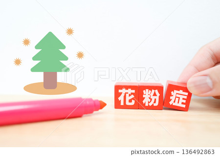花粉熱和飛舞的花粉的圖片素材。 136492863