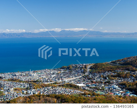從山口的觀景台上可以眺望小樽市和石駱灣。 從山口的觀景台上可以眺望小樽市和石駱灣。 136493165