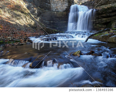 捕捉瀑布的水流 136493166
