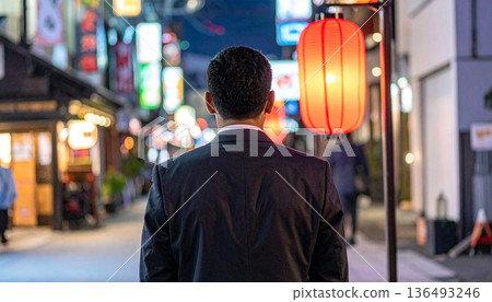 紅燈籠與上班族的背影 136493246