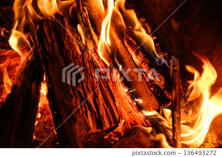 Burning flames, bonfire scene Burning flames, bonfire scene 136493272