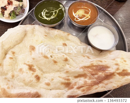 Indian cuisine: Naan, butter chicken and spinach curry set Indian cuisine: Naan, butter chicken and spinach curry set 136493372