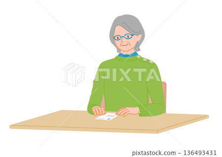一位老婦人正在檢查辦公桌上的明信片。 136493431