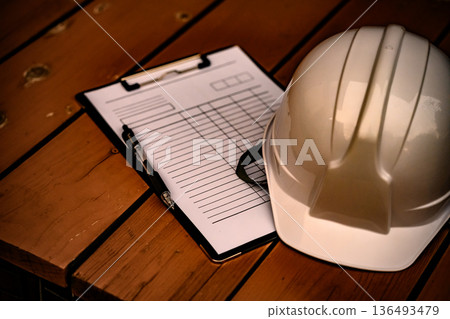 安全帽和文件 136493479