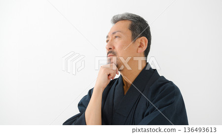 一個穿著和服的男人 136493613