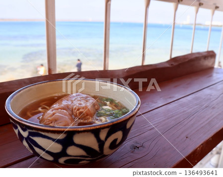 沖繩蕎麥麵配手碟和海景露台座位 | 沖繩旅遊美食宣傳資料 136493641