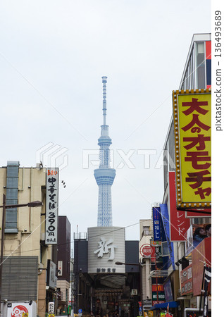 晴空塔和繁華的新仲見世大街 晴空塔和繁華的新仲見世大街 136493689