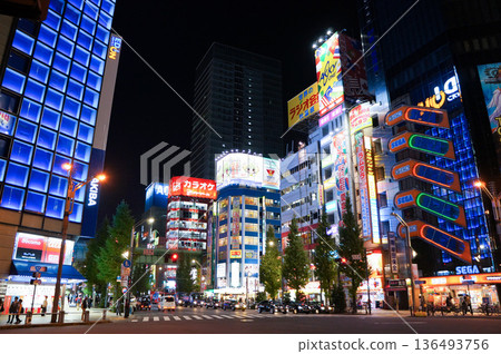 秋葉原熙熙攘攘的夜街 136493756